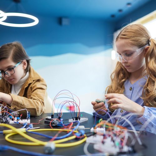 kids-experimenting-in-engineering-class-at-school-2022-02-01-22-36-29-utc-min